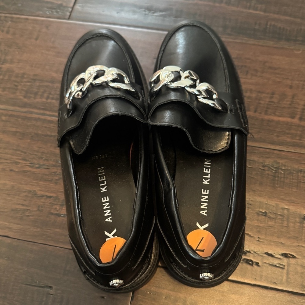 NWOT Anne Klein black preppy classic penny loafers with chain detail size 7 - Picture 6 of 9